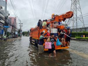 MEA ส่งรถปฏิบัติการลงพื้นที่น้ำท่วม ให้บริการด้านระบบไฟฟ้าถึงประชาชน