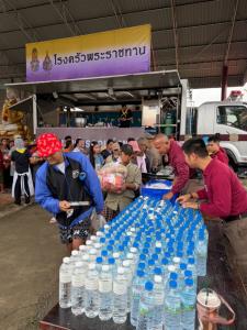 ผบ.ตร.เกาะติดน้ำท่วม สั่งระดมกำลังช่วยประชาชน จัดโรงครัวพระราชทานแจกอาหาร-น้ำดื่ม ระดมรถยกเคลื่อนย้ายรถเสีย