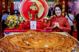 "มณีสุดา ศิลาอ่อน" อวด ขนมไหว้พระจันทร์ S&amp;P ใหญ่ยักษ์หนัก 88 กก.