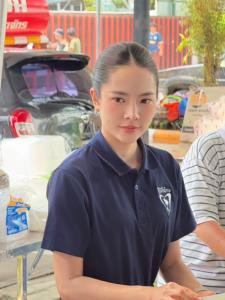 โซเชียลชื่นชม โฟกัสผิดจุด “น้องแทนใจ” ลุยทำข้าวกล่อง 2.5 หมื่นกล่อง ส่งต่อผู้ประสบภัยน้ำท่วม มอบกำลังใจผู้ประสบภัย