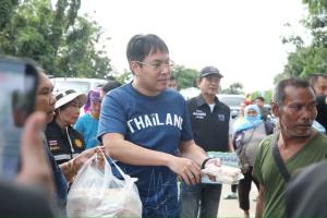 “อัครนันท์” ลุยช่วยน้ำท่วมกาญจนบุรี ส่งยา–อาหารถึงกลุ่มเปราะบาง พร้อมรถสุขาเคลื่อนที่