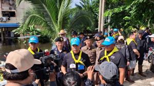 ผบช.น. ลงพื้นที่น้ำท่วมบางกะปิ-แฟลตเคหะคลองจั่น นำทีมช่วยเหลือประชาชนต่อเนื่อง