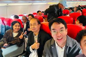 “เนเน่” พร้อมสมาชิก “วงโอโซน” เดินทางไปกรุงเทพฯ หลังคว้าแชมป์ AGT