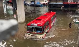 ไวรัลญี่ปุ่น ทึ่งรถเมล์ร้อน Hino AK176 "สะเทินน้ำสะเทินบก"