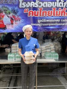 “น้องแทนใจ”ลุยโรงครัวคันนายาว ผลิตข้าว 20,000 หมื่นกล่องต่อเนื่อง พร้อมขอบคุณทุกกำลังใจจากชาวเน็ต ย้ำ ยังมีผู้ประสบภัยต้องการความช่วยเหลือ
