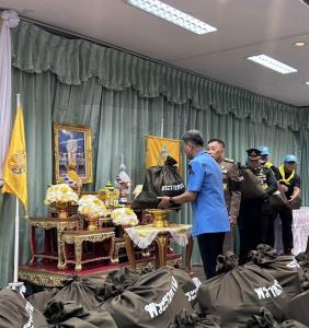 ในหลวง-พระราชินี พระราชทานถุงอุปโภคบริโภคสำหรับเด็ก ไปมอบแก่ราษฎรที่ประสบอุทกภัย ในพื้นที่จังหวัดสระแก้ว