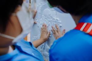 ศิลปะที่มองผ่านปลายนิ้ว ยูโอบีนำ “ศิลปะสัมผัสได้” สู่หอศิลปกรุงเทพฯ จากภาพวาดบนผืนผ้าใบสู่ผลงานนูนต่ำสามมิติ