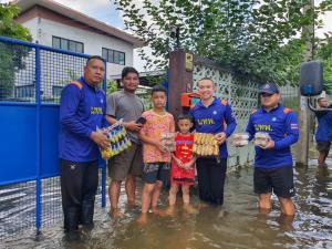 นทพ.ลุยน้ำท่วมปทุมธานี ส่งรถทหาร-ทีมแพทย์ลงพื้นที่ซอยจามรฯ-วัดลาดสนุ่น ช่วยเหลือประชาชนต่อเนื่องปทุมธานี