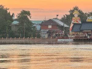 น้ำเหนือยังหลากปากน้ำโพเกือบปริ่มฝั่ง รูปปั้นจระเข้หมุดหมายหน้าศาลเจ้าพ่อเทพารักษ์-เจ้าแม่ทับทิม จมมิด
