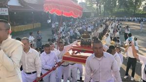 (คลิป)ศรัทธาแน่น! ชาวขอนแก่นอัญเชิญ "หลวงพ่อพระขาว" พระโบราณ 400 ปี ประดิษฐานสิมอีสาน เปิดให้กราบไหว้ขอพรทุกวัน