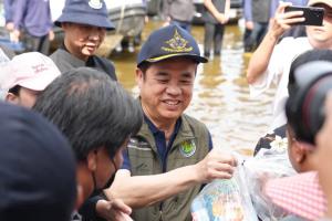 “สุริยะ” ลุยน้ำท่วมเคหะออเงิน สั่งกรมชลฯ ติดเครื่องสูบน้ำ เร่งระบายช่วยประชาชน