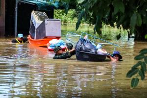 ทหารราบที่ 9 ลุยน้ำเกือบ 2 เมตร เร่งอพยพชาวอู่ทอง-ขนของหนีน้ำ