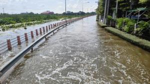 น้ำท่วมคูคตยังวิกฤต โกลเด้นฯ ลำลูกกา จัดรถบรรทุกคน-พ่วงลากจูง ช่วยลูกบ้าน