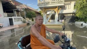 น้ำลอดใต้เขื่อนผุดเข้าวัดต้นสน! พระ-เณร-ชีลุยน้ำ หลังเจ้าพระยาสูงต่อเนื่อง เทศบาลเร่งช่วย