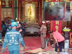 แจ้ง 3 ข้อหาลุงวัย 78 ขับเก๋ง BYD พุ่งชนศาลเจ้าแม่กวนอิม มูลนิธิเทียนฟ้า ดับ 1 เจ็บ 8 รับสับสนตำแหน่งเกียร์