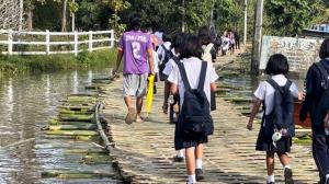 สะพานลูกบวบ “หลังเขา” สังขละบุรี เสร็จแล้ว! เด็ก-ชาวบ้านกว่า 90 ครอบครัว เฮ เดินทางเข้า-ออกหมู่บ้านได้ หลังน้ำเขื่อนท่วมถนน