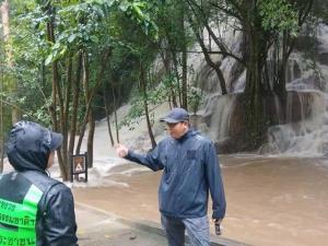 น้ำตกไทรโยคน้อยยังเชี่ยว! หน.อุทยานฯ ลงพื้นที่เฝ้าระวังใกล้ชิด หลังน้ำสูง-ขุ่นแดง ย้ำยังปิดท่องเที่ยว