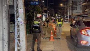 ระทึกปากซอยเรวดี 19 อาคารพาณิชย์ 3 ชั้น เสาร้าว-ปูนกะเทาะ สั่งอพยพผู้อยู่อาศัยหวั่นอาคารถล่ม