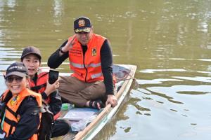 “เจเศรษฐ์” ลงลุยแจกถุงยังชีพ ริมคลองประเวศบุรีรมย์ ให้กำลังใจชาวบ้าน