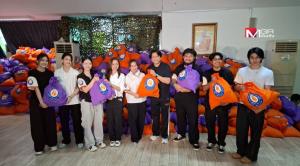 “พลพล-ก้านตอง” นำทีมศิลปิน GMM ฝ่าน้ำท่วมบรรจุถุงยังชีพช่วยผู้ประสบภัย สงสารคนหมดตัว ขอให้อดทน