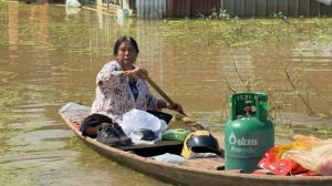 อยุธยาจม! 16 อำเภอ 4.8 หมื่นครัวเรือนเดือดร้อน ชาวบางไทรพายเรือฝ่าน้ำสูงเกือบ 2 เมตร