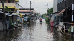 คลองรังสิตลดช้า นายกโบว์ลิ่ง แจงรับน้ำหลายชุมชนเตือนชาวบ้านอย่าประมาท