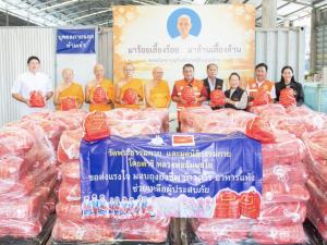 พระมาโปรดฝ่าน้ำท่วมถึงหน้าบ้าน มอบถุงยังชีพช่วยผู้สูงอายุ ผู้ป่วยติดเตียง ผู้พิการ 7 ตำบลคลองหลวง