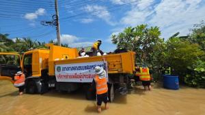 ทช.ระดมกำลัง ช่วยวางแนวกระสอบทรายกั้นบ้านเรือนประชาชน  ถนน 19 จังหวัดถูกน้ำท่วม121 สายทาง