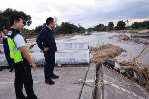 ฝนถล่มกำแพงเพชร น้ำป่าซัดสะพานขาด”หนองปรือ-ท่ากะบาก" สัญจรไม่ได้ "ภัทรพงศ์"สั่งเร่งติดตั้งสะพานเบลีย์