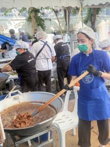 “ไก่ทอดแทนใจ” โดยครัวภูมิใจไทย ขวัญใจผู้ประสบภัยน้ำท่วม