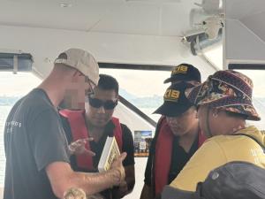 ตร.น้ำภูเก็ตบุกรวบไกด์เถื่อนชาวรัสเซีย คาเรือ หลังถูกกล่าวหาข่มขู่ให้ลบคลิป ขณะบรรยายให้นักท่องเที่ยว