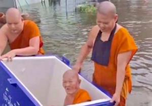 น้ำท่วมวัดหัวสวน พระลอยถังน้ำแข็งช่วย “หลวงตา 96 ปี” ฝ่ากระแสน้ำหนีขึ้นที่สูง