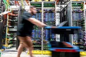 Amazonฝ่าดรามาดาต้าเซ็นเตอร์ อัดฉีดเพิ่ม$1,000ล้านสนับสนุนชุมชน เตือนอเมริกาแพ้ศึกAIไม่ได้!