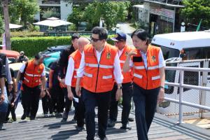 “เอกนิติ” ลงพื้นที่ปทุมธานี ติดตามสถานการณ์น้ำ ย้ำไม่ประมาท เร่งบริหารจัดการน้ำ