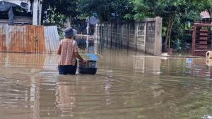 ผวาฝนรอบใหม่! ชัยนาทเร่งรับมือหวั่นน้ำท่วมขยายวง “ยายวัย 69” ยังซ่อมเรือไม่ทัน ต้องลุยน้ำ 80 ซม. เข้าออกบ้าน