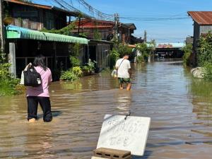 ชวนสงสัย! “ทะเลลด แต่น้ำท่วมทำไมยังไม่ลด” อัมพวา-บางคนทีน้ำขังสูงถึงเอว ขณะที่ปากอ่าวแม่กลองแห้งเห็นสันดอน