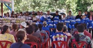 สมาคมสื่อฯ ลุยน้ำท่วมช่วยชาวบ้านผักไห่ ขนถุงยังชีพ ข้าวสาร อาหารแห้ง 500 ชุด บรรเทาความเดือดร้อน