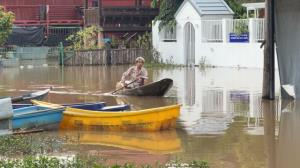 อยุธยายังวิกฤต  16 อำเภอ กระทบกว่า 5.3 หมื่นครัวเรือน ชาวบ้านทำแพลอยน้ำเลี้ยงไก่ชน ห่วงเด็กช่วงปิดเทอม