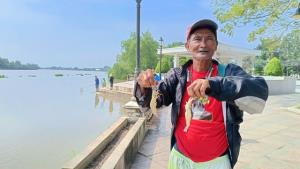 มหกรรมล่ากุ้งบางปะกง!  ชาวบ้านแห่ถือสวิงล่ากุ้งขาวริมบางปะกง ได้เป็นสิบ กก.ต่อคืน