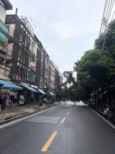 ด่วน! เสาไฟฟ้าล้มหลายต้น ซอยสวนพลู เจ้าหน้าที่เร่งตัดสายไฟ เตือนประชาชนหลีกเลี่ยงเส้นทาง