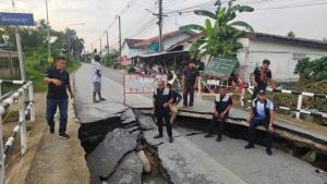 มวลน้ำซัดสะพานขาด! “นายกจุ๋ม” ลุยตรวจ สั่งเร่งทำทางชั่วคราว หวั่นชาวบ้านเดือดร้อน