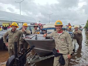 MEA ระดมทีมช่วยอพยพผู้ป่วยติดเตียง – ผู้สูงอายุ พร้อมจัดรถยกสูง เรือรับส่ง แจกถุงยังชีพ และแนวกระสอบทราย