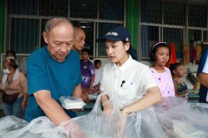 ทีม สส.ภูมิใจไทย นำข้าวกล่องฮาลาลช่วยผู้ประสบภัย ศูนย์พักพิงโรงเรียนสมโภชกรุงอนุสรณ์ (200 ปี)