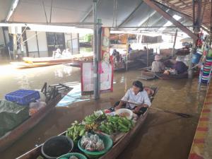 ตลาดน้ำดำเนินสะดวกจมน้ำ ร้านค้าปิดระนาว-เรือค้าขายหยุดกิจการ