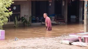 น้ำป่าจากเขาทะลักท่วมจอมบึง-โพธาราม หลายจุดน้ำรอการระบาย รถเล็กผ่านไม่ได้
