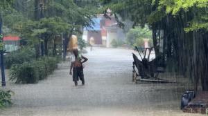 เจ้าพระยาทะลักบางปะอิน น้ำสูง 1.80 เมตร ชาวบ้านรวมตัวศาลาริมถนน หวั่นฝนซ้ำ-น้ำเพิ่ม ทหารลุยฝนสร้างสะพานช่วย
