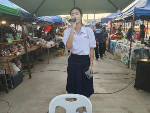 (คลิป)เสียงเพราะจับใจ! นักเรียนสาว ม.6 แชมป์ภาคเหนือ ร้องเพลงเปิดหมวกหาทุนเรียน ช่วยพ่อแม่พิการ