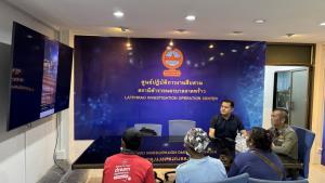 ตร.ลาดพร้าว-บก.น.4 แจงคลิปต่างชาติขนน้ำบริจาค “อาจารย์เบียร์” พบเป็นคนงาน น้ำท่วมแคมป์ก่อสร้าง
