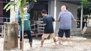 น้ำป่าทะลักท่วม บ้าน เตาปูน 65 ครัวเรือนจม ถนนถูกตัดขาด รถเล็กผ่านไม่ได้ ระดมรถ 6 ล้อฝ่ากระแสน้ำนำข้าว-น้ำดื่มช่วยชาวบ้าน