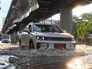 GEELY RIDDARA ส่งรถลุยช่วยเหลือน้ำท่วม